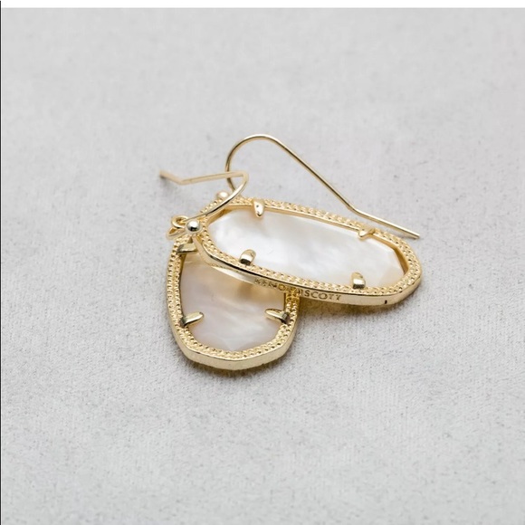 💢LAST PAIR💢KENDRA Gold Dani Pearl Drop Earrings - Picture 4 of 8
